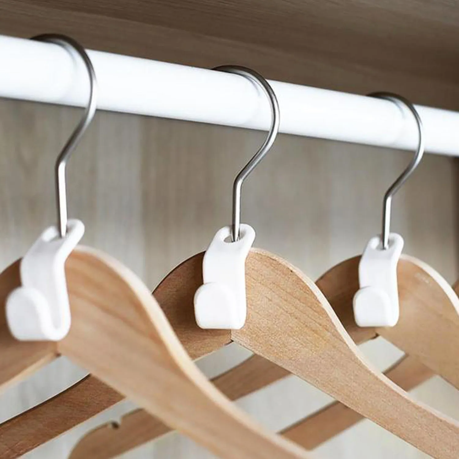 1700 Plastic Clothes Hanger with Non-Slip Pad